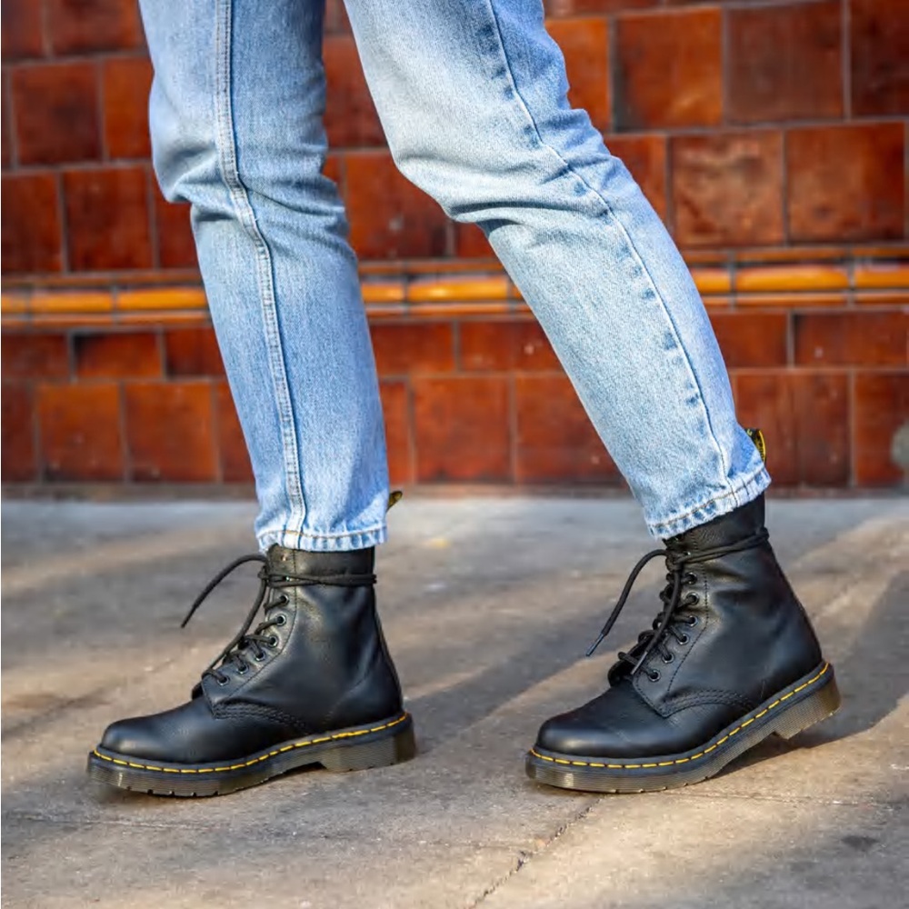 Dr. Martens Pascal 1460 8 hole boot in Black Women’s Sz. 7